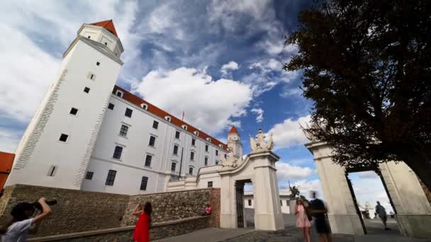 Bratislava, Slovensko - 8. srpna 2019: Širokoúhlý timelapse Bratislavského hradu s vlnícími se mraky na tmavě modré obloze za slunečného dne