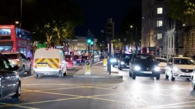 Londra - 10 Eylül 2019: gece King 's Cross' ta yoğun bir kavşakta trafik görüntüsüne zumlandı. Yolun ortasındaki trafik adasından alınmış..