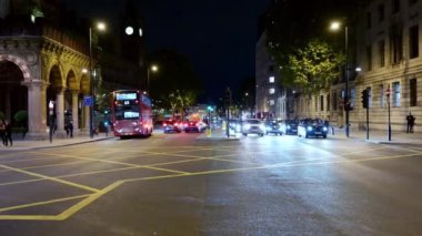 Londra - 10 Eylül 2019: Geceleyin King 's Cross' ta yoğun bir kavşakta trafiği yavaşça yakınlaştır. Yolun ortasındaki trafik adasından alınmış..