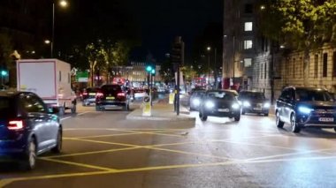 Londra - 10 Eylül 2019: Geceleyin King 's Cross' ta yoğun bir kavşaktan geçerken yavaşça uzaklaşın. Yolun ortasındaki trafik adasından alınmış..