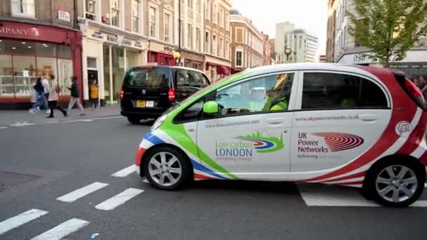 2019年9月13日 电动车在伦敦科文特花园附近的街道上行驶 — 图库视频影像