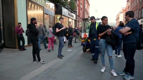 Londres Septembre 2019 Nettoyeur Rue Tire Son Chariot Dans Foule — Video