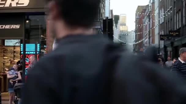 Лондон Вересня 2019 Людина Ходулях Прогулюється Вулицями Ковент Гарден Щоб — стокове відео