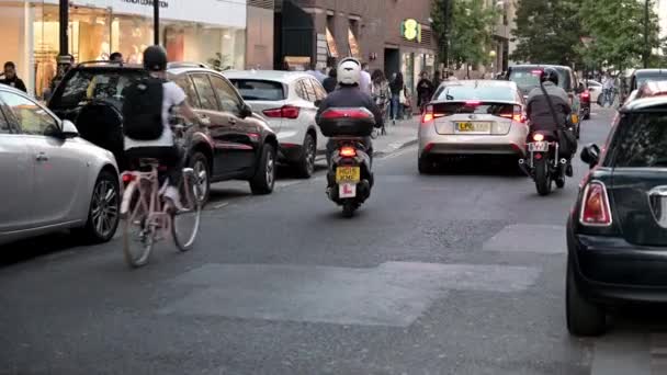 2019年9月13日 摩托车 人力车和黑色伦敦出租车在科文特花园附近的街道上行驶 — 图库视频影像