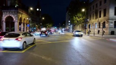 Londra - 10 Eylül 2019: gece King 's Cross' ta yoğun bir kavşakta trafik vardı. Yolun ortasındaki trafik adasından alınmış..