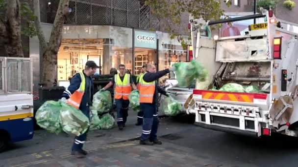 Londres Septiembre 2019 Limpiadores Callejeros Cargan Bolsas Basura Parte Trasera — Vídeos de Stock