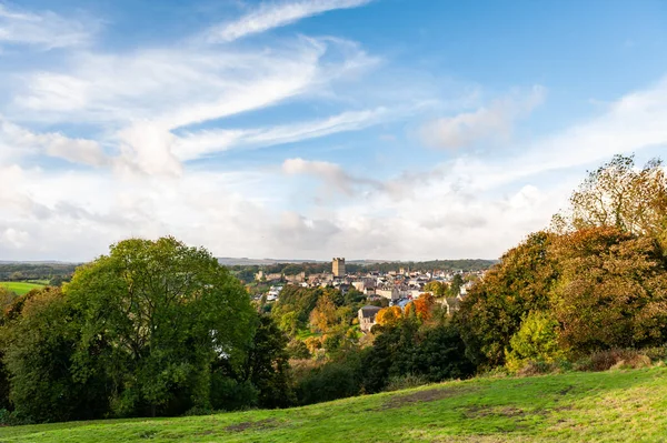 Breed uitzicht op Richmond, North Yorkshire inclusief het kasteel en de herfstkleuren — Stockfoto