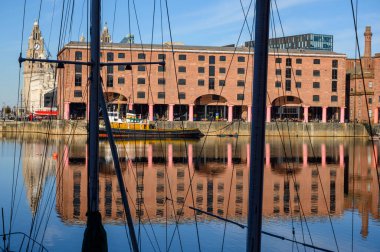 Liverpool 'daki Albert Rıhtımı kıyıya demirlemiş bir teknenin teçhizatını vurdu.