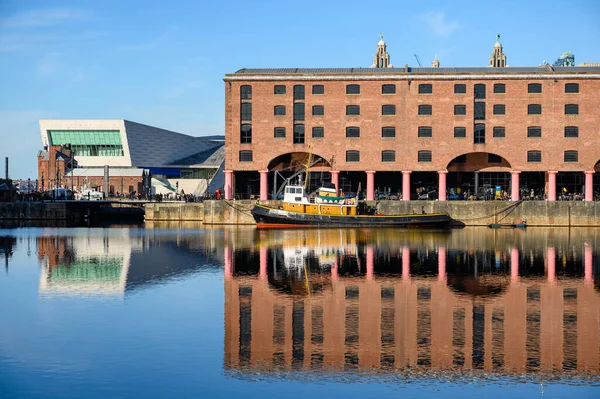 Eines der gebäude des albert dock, leverpool, spiegelt sich im wasser. — Stockfoto