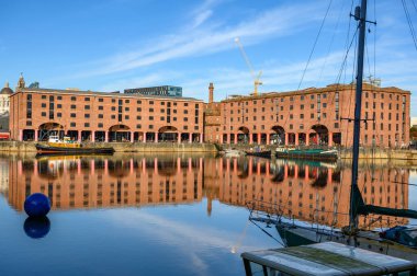 Liverpool 'daki Albert Rıhtımı' nın köşesinde.