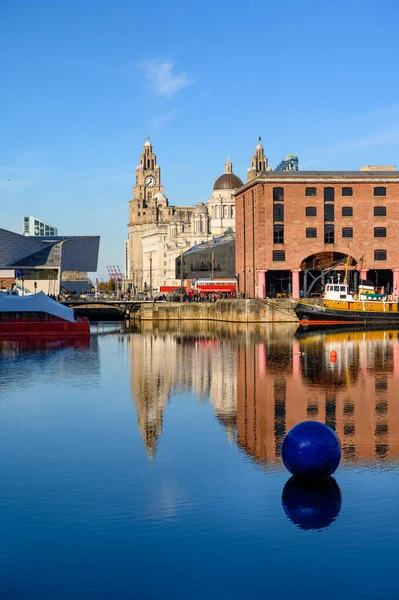 Großer Schuss über die Albert-Dock, der Leber Gebäude in Leberpool — Stockfoto