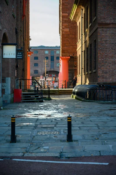 A Tate Liverpool egy szűk nyíláson keresztül látható a liverpooli Albert Dock kikötői közlekedési irodája mellett. — Stock Fotó