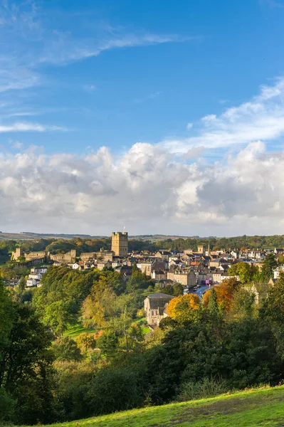 Високий вид на Річмонд, Північний Йоркшир і замок з синім. — стокове фото