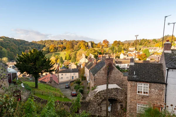 บ้านในริชมอนด์, North Yorkshire มองจากปราสาทเดินด้วยสีฤดูใบไม้ร่วง — ภาพถ่ายสต็อก