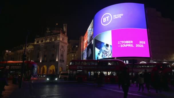 Londres Octubre 2019 Gente Tráfico Frente Las Famosas Vallas Publicitarias — Vídeo de stock