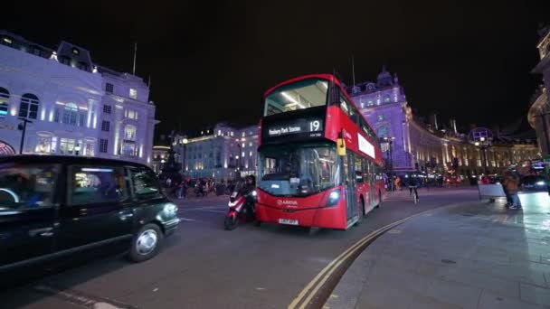 2019年10月23日 伦敦双层巴士在皮卡迪利广场 Piccadilly Circus 路边停靠 — 图库视频影像