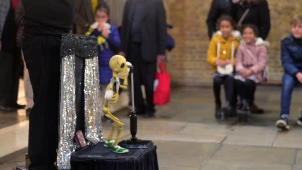 London Oktober 2019 Skelettpuppe Eines Straßenkünstlers Covent Garden Mit Kindern — Stockvideo