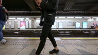 Londra - 21 Ağustos 2019: İnsanlar tren beklerken Monument Metro İstasyonu 'ndaki platformda yürüyorlar.