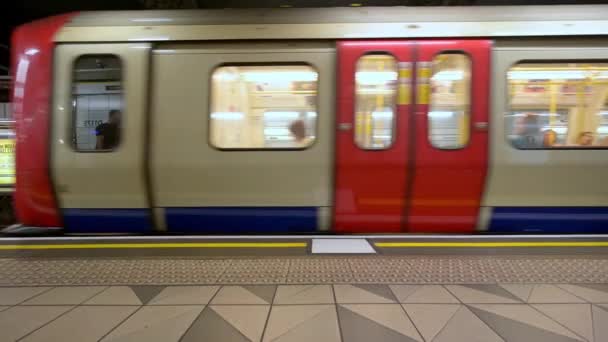 Londres Agosto 2019 Trem Metrô Subterrâneo Que Chega Estação Metrô — Vídeo de Stock