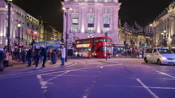 Londyn Października 2019 Pojazd Ratowniczy Poruszający Się Nocą Piccadilly Circus — Wideo stockowe