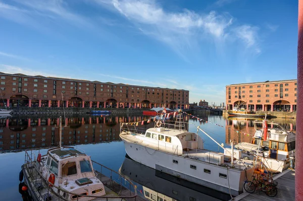 Barcos amarrados en el Albert Dock, Liverpool en un hermoso día soleado — Foto de Stock