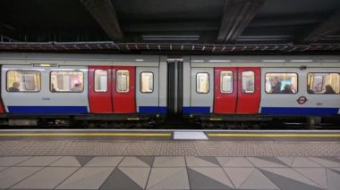 Londra - 21 Ağustos 2019: Bir Londra metro treni Anıt Metro İstasyonundan ayrılıyor.