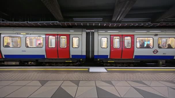 Londres Agosto 2019 Tren Metro Londres Aleja Estación Metro Monument — Vídeos de Stock