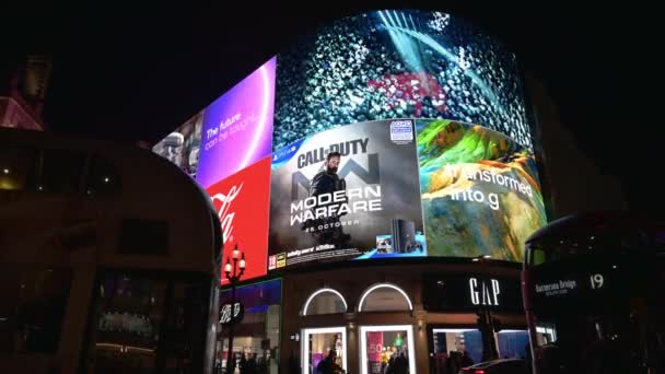 Londres Outubro 2019 Ônibus Londres Passando Frente Outdoor Digital Piccadilly — Vídeo de Stock