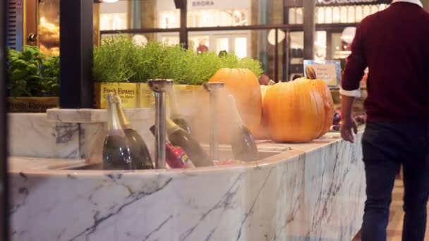 London Oktober 2019 Flaskor Med Mousserande Vin Kylning Restaurang Apple — Stockvideo