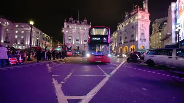 ロンドン 10月23 2019 有名なデジタル看板から輝く夜にロンドンの2階建てバスと黒いタクシーがピカデリーサーカスを横断 — ストック動画