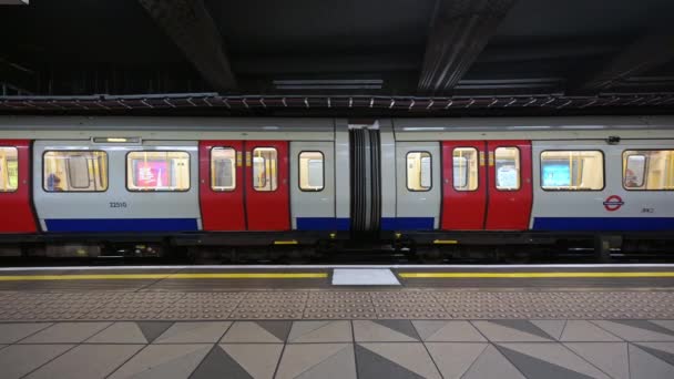 Londýn Srpna 2019 Vlak Londýnské Metra Odjíždějící Stanice Metra Monument — Stock video