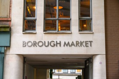 Londra 'daki Borough Market' e giriş kemerini imzalayın.