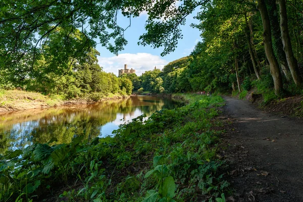 Uitzicht langs de rivier de Coquet en pad richting Warkworth Castle op een zonnige dag — Stockfoto