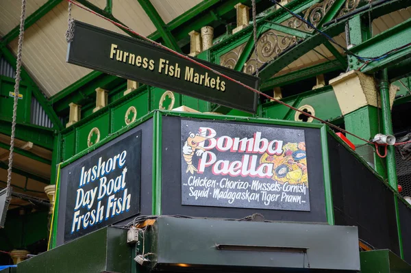 Schilder über einem Frischfischstand auf dem Borough Market in London — Stockfoto
