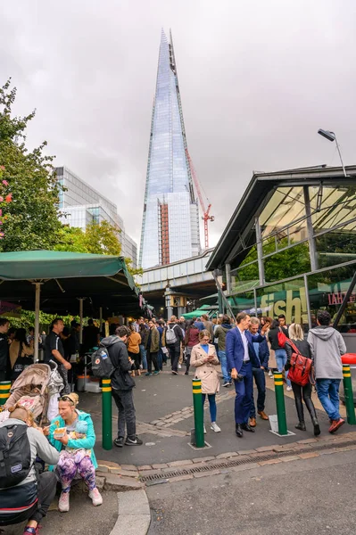 Budynek Shard wznoszący się wysoko nad Borough Market w Londynie — Zdjęcie stockowe