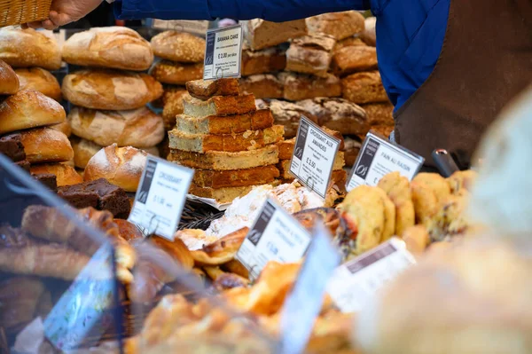 Taarten en brood te koop in Borough Market, Londen — Stockfoto