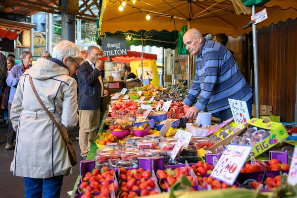 Un puesto de frutas en Borough Market, Londres — Foto de Stock