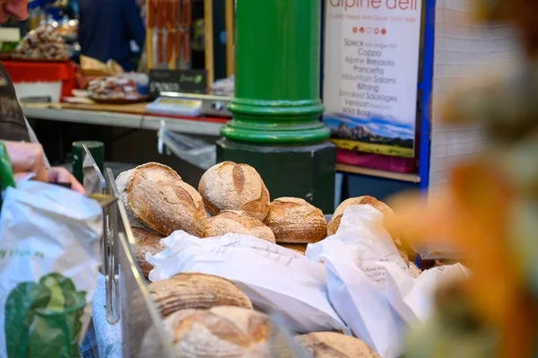 Bolsas de pan listas para ser pagadas en un puesto de pan en Borough Market, Londres — Foto de Stock