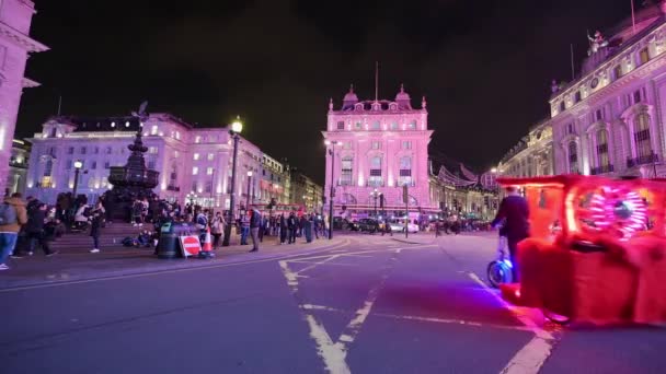 Londra Ottobre 2019 Risciò Rosso Incandescente Attraversa Piccadilly Circus Notte — Video Stock
