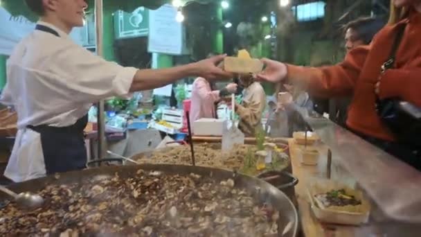 2019 버로우 시장의 식료품 점에서 손님들 제공되다 — 비디오