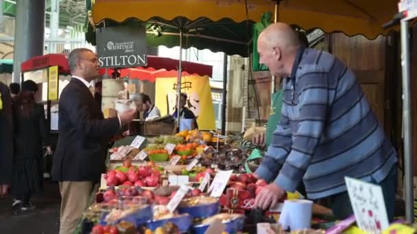 London September 2019 Man Buying Fruit Fruit Stall Borough Market — Stock Video