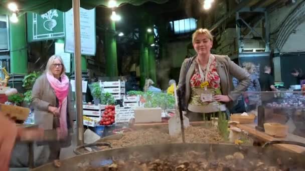 London Szeptember 2019 Street Food Vendor Serving Gomba While Customers — Stock videók