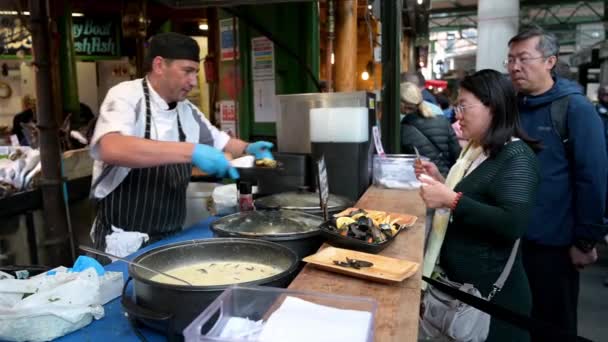 London September 2019 Customer Paying Street Food Using Contactless Payment — Stock Video