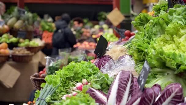 Ludzie Przeglądający Stoisko Owocowo Warzywne Borough Market Londynie Klienci Nieostrzy — Wideo stockowe