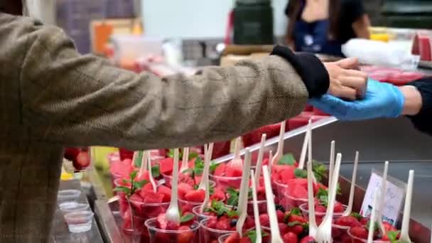 Londra Settembre 2019 Tazze Frutta Miste Frullati Frutta Una Bancarella — Video Stock