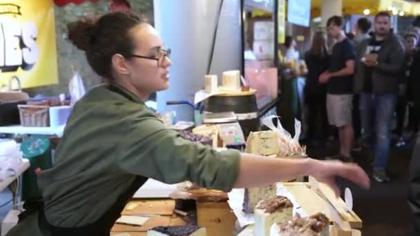 2019 버로우 시장에서 판매되는 판매점에서 치즈를 전시하는 식품점 — 비디오