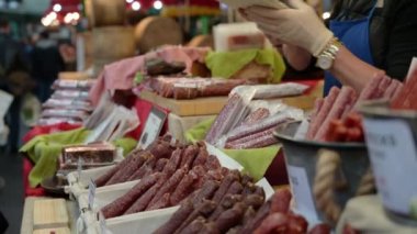 Londra - 27 Eylül 2019: Londra 'daki Borough Market' te pişmiş et almak için tablet imzalayan bir adam.