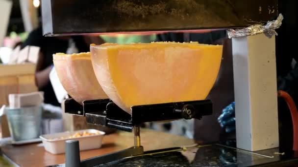 伦敦Borough市场的一个街头食品摊位上 传统的奶酪拉克莱特 看到奶酪的半轮在上面炽热的火焰中融化 — 图库视频影像