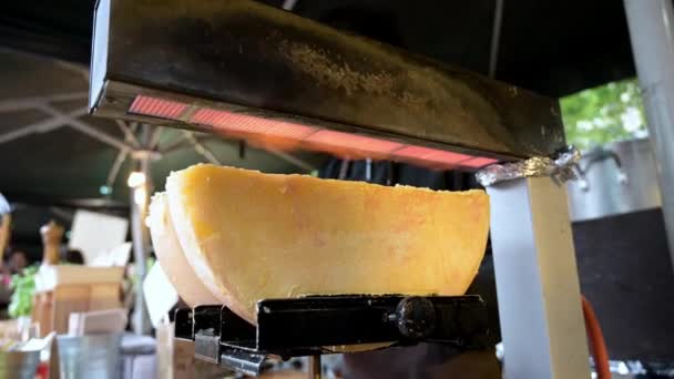 2019 버로우 시장에서 치즈라 레트의 바퀴를 녹이는 길거리 식품상 — 비디오