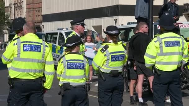 Londres Septiembre 2019 Oficiales Policía Esperan Que Comience Una Marcha — Vídeos de Stock